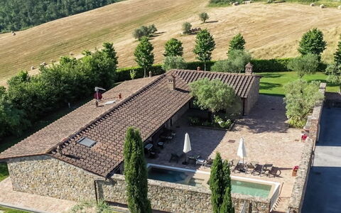Villa la Tabaccaia: Maison, Toit, Domicile, Zone Résidentielle, Façade, Architecture, Chalet, Arbuste, Biens, Ferme
