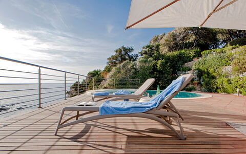 Villa Baia al Mare: Bleu, L'Eau, Mobilier De Jardin, Meubles, Chaise, Parapluie, Recours, Balancelle, Ombre, Eco Hôtel