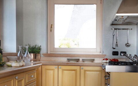 Villa Garda: Bois, Cuisine, Design Intérieur, Comptoir, Domicile, Sol, Evier, Cabinetry, Appareil De Cuisine, Robinet