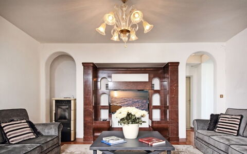 Villa Garda: Meubles, Design Intérieur, Canapé, Sol, Sol, Salon, Appartement, Plafond, Pièce, Éclairage