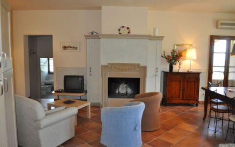 Podere della Madonna Villa: Meubles, Design Intérieur, Sol, Sol, Chaise, Pièce, Plafond, Table, Éclairage, Salon