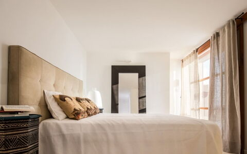 Villa Cala Moresca: Lit, Meubles, Design Intérieur, Literie, Chambre, Sol, Mur, Sol, Drap De Lit, Pièce