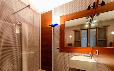 Villa Cala Moresca: Mur, Luminaire Plomberie, Sol, Design Intérieur, Salle De Bains, Bois, Sol, Miroir, Plomberie, Plafond