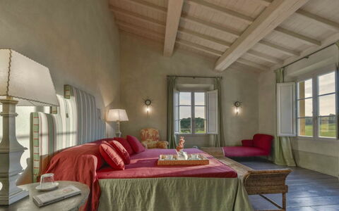 Villa Il Serraglio: Meubles, Design Intérieur, Domicile, Pièce, Chambre, Lit, Lampe, Oreiller, Plafond, Chaise