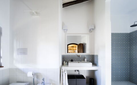 Villa Luna Blu: Mur, Design Intérieur, Sol, Sol, Salle De Bains, Luminaire Plomberie, Plafond, Tuile, Plomberie, Pièce