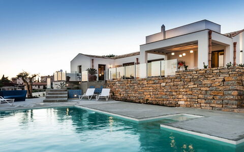 Villa Eroica: Composite, Piscine, Biens, Villa, Recours, Mobilier De Jardin, Eco Hôtel