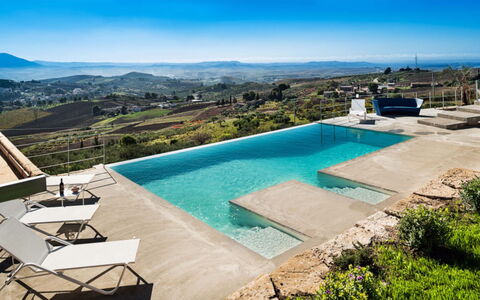 Villa Eroica: Piscine, Bleu, Recours, Composite, Eco Hôtel, Mobilier De Jardin, Balancelle, Thermes, Ombre, Ville Resort