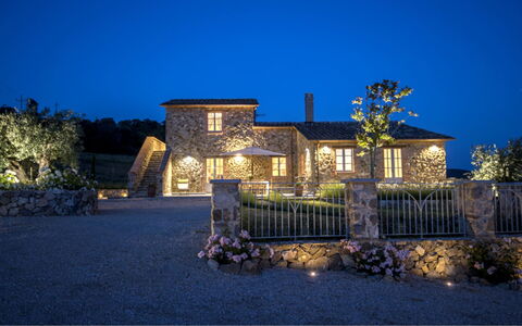 Villa Rufeno: Bâtiment, Maison, Domicile, Façade, Toit, Architecture, Zone Résidentielle, Chalet, Biens, Porte