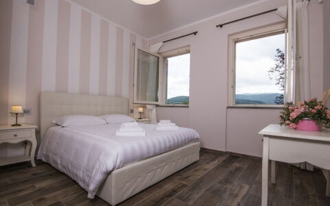 Villa Sara: Domicile, Appartement, Chambre, Lit, Cadre De Lit, Hôtel, Literie, Balcon, Drap De Lit, Villa