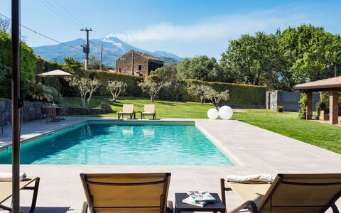 Villa Etna: Piscine, Mobilier De Jardin, Recours, Loisir, Ombre, Eco Hôtel, Parapluie, Jardin, Aménagement Paysager, Chaise