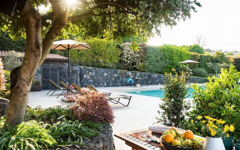 Villa Etna: Vert, Piscine, Arbuste, Mobilier De Jardin, Jardin, Loisir, Parapluie, Ombre, Printemps