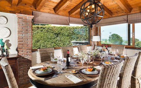 Villa Etna: Meubles, Design Intérieur, Bois, Table, Chaise, Table Cuisine Et Salle A Manger, Salle À Manger, Éclairage, Luminaire, Plafond