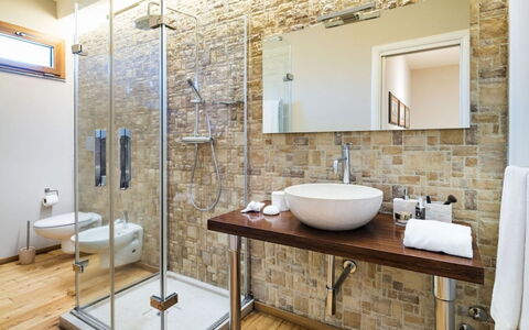 Villa Etna: Salle De Bains, Sol, Design Intérieur, Luminaire Plomberie, Mur, Sol, Lavabo, Évier, Miroir, Plomberie