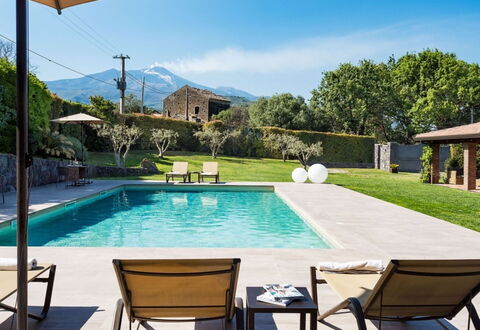 Villa Etna: Piscine, Mobilier De Jardin, Recours, Loisir, Ombre, Eco Hôtel, Parapluie, Jardin, Aménagement Paysager, Chaise