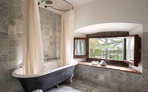 Villa Bel Monte: Baignoire, Mur, Design Intérieur, Luminaire Plomberie, Sol, Salle De Bains, Sol, Éclairage, Plafond, Plomberie
