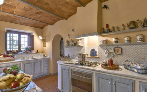 Villa Lucente: Meubles, Design Intérieur, Cuisine, Sol, Comptoir, Cabinetry, Domicile, Éclairage, Pièce, Plafond