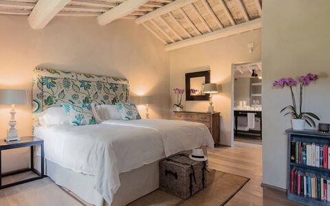 Villa Piuma: Meubles, Lit, Design Intérieur, Chambre, Literie, Mur, Drap De Lit, Sol, Linge, Sol