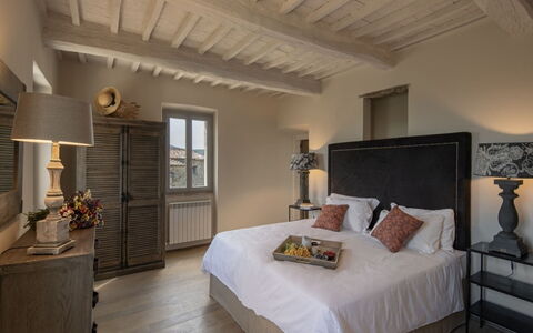 Villa Ugo: Meubles, Lit, Chambre, Design Intérieur, Literie, Drap De Lit, Linge, Pièce, Throw Pillow, Oreiller