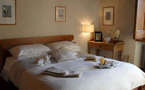 Villa Antonella: Lit, Meubles, Literie, Chambre, Drap De Lit, Bois, Design Intérieur, Linge, Sol, Textile
