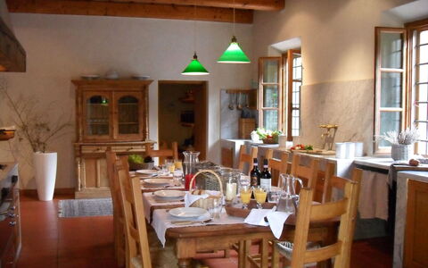 Villa Antonella: Meubles, Design Intérieur, Bois, Table, Sol, Chaise, Table Cuisine Et Salle A Manger, Éclairage, Salle À Manger, Pièce