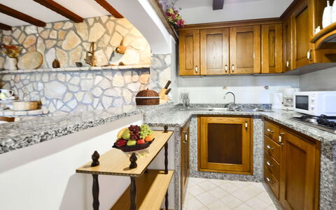 Villa Campanella: Comptoir, Design Intérieur, Sol, Meubles, Sol, Luminaire Plomberie, Cuisine, Cabinetry, Robinet, Évier