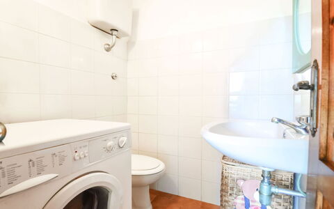 Villa Campanella: Sol, Sol, Luminaire Plomberie, Design Intérieur, Salle De Bains, Toilette, Siège De Toilette, Machine À Laver, Plafond, Pièce