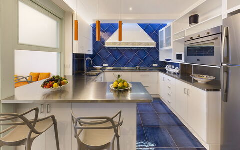 Villa Nerano: Cuisine, Meubles, Design Intérieur, Comptoir, Sol, Appareil De Cuisine, Sol, Plafond, Bois, Cabinetry