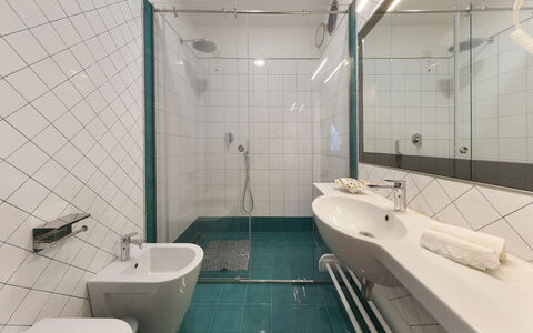 Villa Nerano: Salle De Bains, Luminaire Plomberie, Sol, Lavabo, Design Intérieur, Sol, Robinet, Plomberie, Douche, Évier
