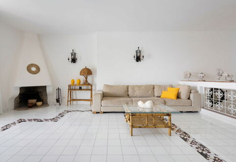 Villa Luce: Sol, Meubles, Sol, Design Intérieur, Mur, Salon, Éclairage, Canapé, Pièce, Domicile