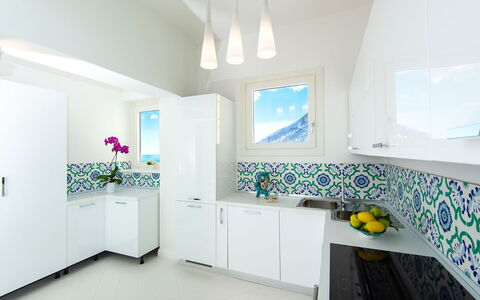Villa Limoncello: Bleu, Design Intérieur, Sol, Cuisine, Comptoir, Sol, Évier, Robinet, Plafond, Cabinetry