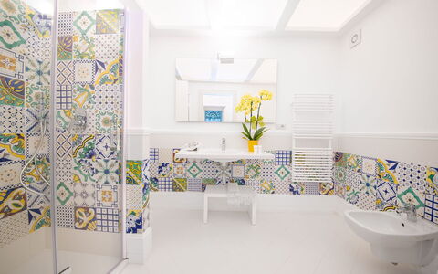 Villa Limoncello: Sol, Design Intérieur, Sol, Tuile, Plafond, Luminaire Plomberie, Mosaïque, Salle De Bains, Robinet