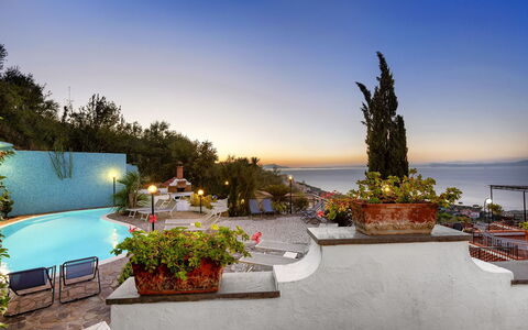 Villa Flora: Bleu, Mer, Côte, Cotiers Et Relief Océaniques, Océan, Recours, Eco Hôtel, Pot De Fleur, Rive, Ville Resort