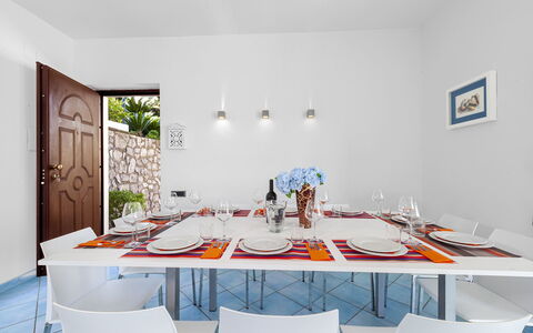 Villa Flora: Meubles, Design Intérieur, Table, Sol, Chaise, Table Cuisine Et Salle A Manger, Sol, Domicile, Pièce, Salle À Manger
