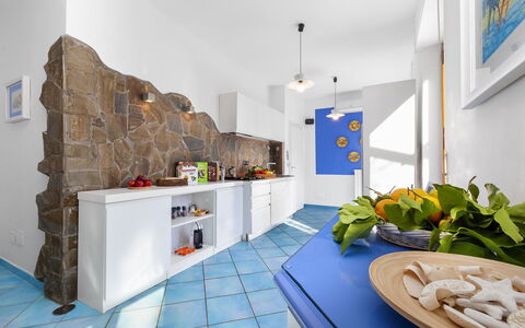 Villa Flora: Sol, Design Intérieur, Plafond, Sol, Cuisine, Comptoir, Pièce, Appartement, Tuile, Principaux Appliance