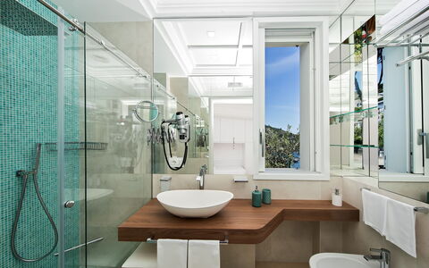 Villa Ribes: Design Intérieur, Salle De Bains, Luminaire Plomberie, Lavabo, Évier, Sol, Sol, Robinet, Miroir, Plomberie