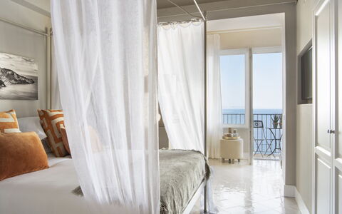 Villa Gilda: Meubles, Lit, Design Intérieur, Chambre, Mur, Sol, Literie, Sol, Linge, Drap De Lit