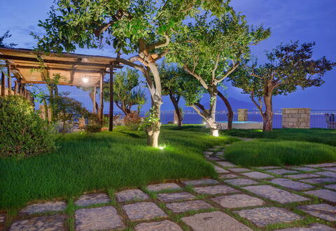 Villa Gilda: La Nature, Jardin, Arbuste, Paysage, Ombre, Aménagement Paysager, Pelouse, Passerelle, Cour