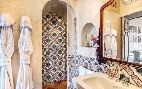 Villa Positano: Design Intérieur, Sol, Sol, Porte, Tuile, Luminaire Plomberie, Salle De Bains, Moulage, Conception, Tache De Bois