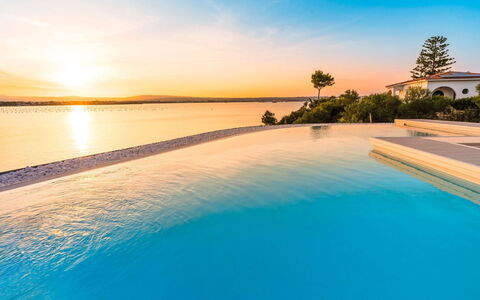 Villa Vernissage: Bleu, L'Eau, Plan D'Eau, Horizon, Mer, Cotiers Et Relief Océaniques, Océan, Piscine, Lac, Côte