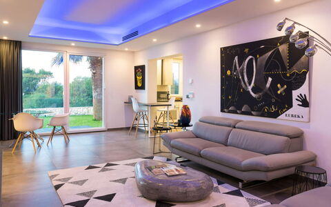 Villa Vernissage: Meubles, Design Intérieur, Sol, Sol, Canapé, Plafond, Salon, Domicile, Éclairage, Table