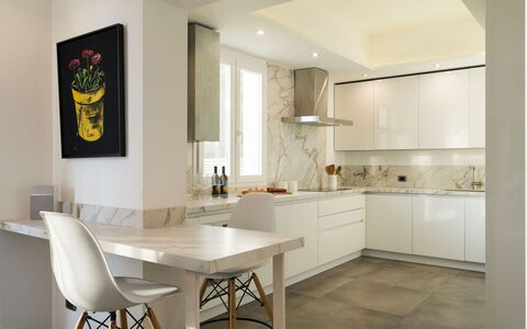 Villa Vernissage: Meubles, Design Intérieur, Sol, Comptoir, Mur, Sol, Cuisine, Bois, Luminaire, Plafond