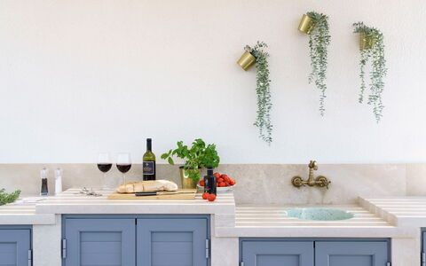 Villa Marzamemi: Cuisine, Pot De Fleur, Comptoir, Plante D'Appartement, Matériau Naturel, Robinet, Bouteille, Porcelaine, Fruit