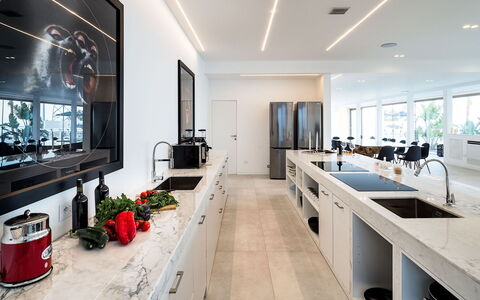 Villa Alcantara: Cuisine, Design Intérieur, Comptoir, Sol, Meubles, Sol, Plafond, Éclairage, Cabinetry, Appareil De Cuisine