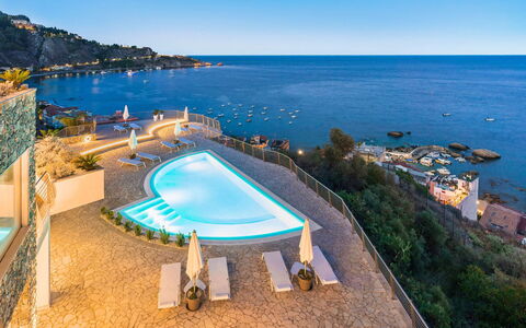 Villa Taormina- Baya Bella: Bleu, L'Eau, Plan D'Eau, Piscine, Mer, Côte, Recours, Cotiers Et Relief Océaniques, Océan, Plage