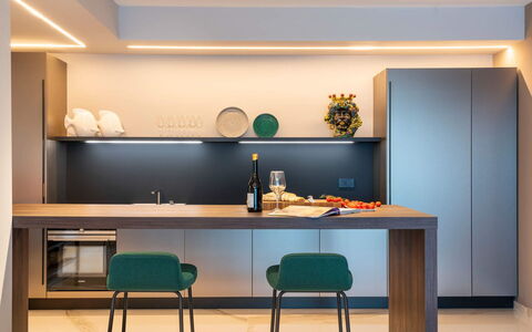 Villa Taormina- Baya Bella: Meubles, Design Intérieur, Sol, Bois, Table, Cuisine, Comptoir, Domicile, Sol, Éclairage