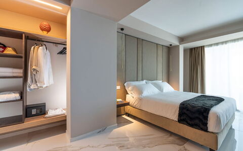 Villa Taormina- Baya Bella: Design Intérieur, Sol, Sol, Bois, Meubles, Chambre, Plafond, Éclairage, Pièce, Lit