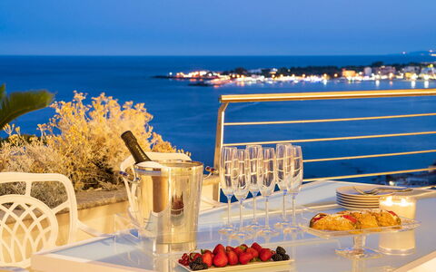 Villa Taormina- Baya Bella: L'Eau, Plan D'Eau, Meubles, Mobilier De Jardin, Table, Chaise, Mer, Horizon, Recours, Tableau De Plein Air