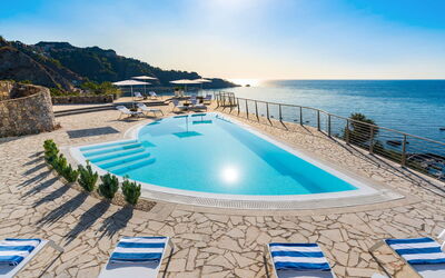 Villa Taormina- Baya Bella: Bleu, L'Eau, Plan D'Eau, Piscine, Cotiers Et Relief Océaniques, Mer, Côte, Recours, Plage, Mobilier De Jardin