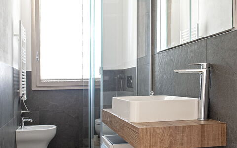 Vistamare: Salle De Bains, Design Intérieur, Luminaire Plomberie, Sol, Mur, Sol, Lavabo, Évier, Miroir, Robinet