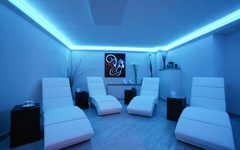 Villa Eline: Design Intérieur, Plafond, Éclairage, Sol, Sol, Salon, Luminaire, Canapé, Hôtel